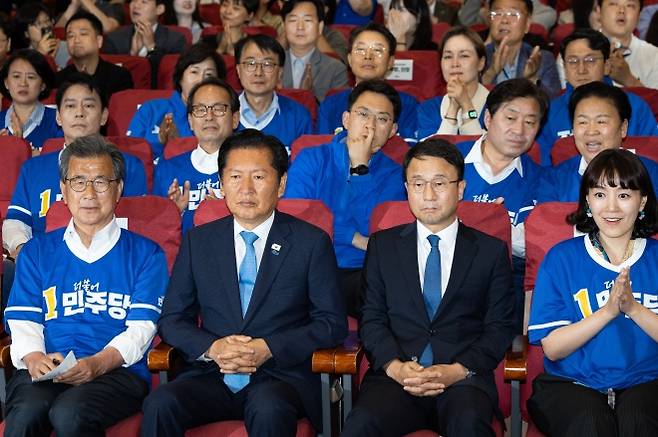 차분하게 출구조사 결과 지켜보는 민주당 지도부 - 정청래 더불어민주당 대표를 비롯한 선대위 지도부가 3일 국회 의원회관에 마련된 제9회 전국동시지방선거 및 국회의원 재·보궐 선거 개표 종합상황실에서 출구조사 결과를 지켜보고 있다.