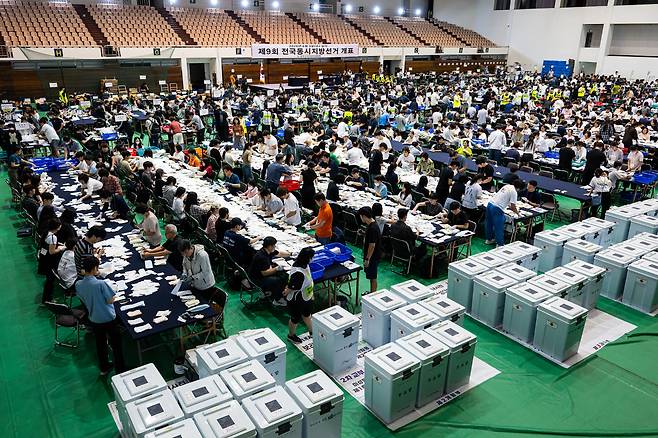 제9회 전국동시지방선거일인 3일 서울 관악구 서울대학교 종합체육관에 마련된 개표소에서 개표가 진행되고 있다. 조태형 기자