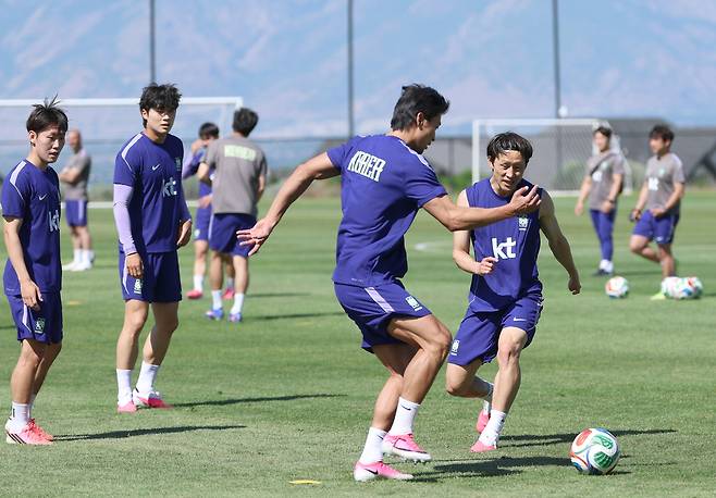 이재성(오른쪽)을 포함한 한국 축구대표팀 선수들이 3일 미국 유타주 헤리먼에 위치한 자이언스뱅크 트레이닝센터에서 훈련하고 있다.  헤리먼 | 연합뉴스