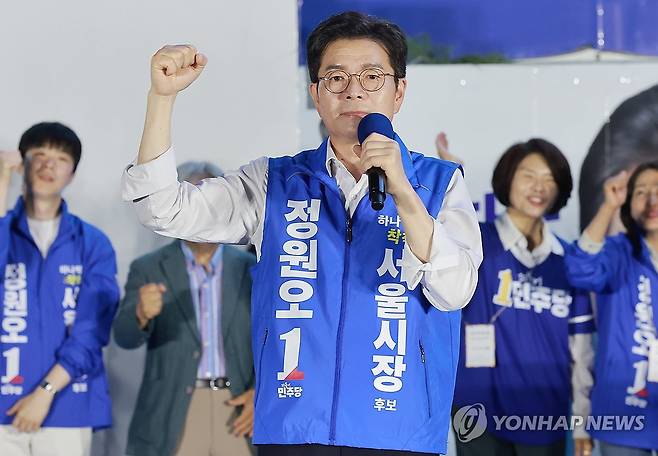 마지막 유세에서 주먹 쥔 정원오 후보 (서울=연합뉴스) 신현우 기자 = 더불어민주당 정원오 서울시장 후보가 6·3 지방선거를 하루 앞둔 2일 서울 청계광장에서 열린 마지막 유세에서 연설하고 있다. 2026.6.2 nowwego@yna.co.kr