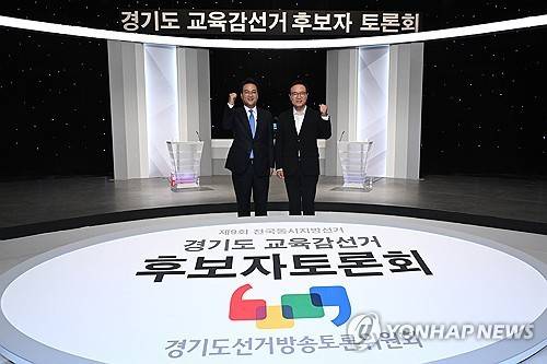 제9회 전국동시지방선거 경기도교육감 후보자 토론회     (서울=연합뉴스) 26일 서울시 마포구 상암동 SBS 프리즘타워에서 열린 제9회 전국동시지방선거 경기도교육감 후보자 토론회에서 안민석 후보(왼쪽)와 임태희 후보가 기념촬영을 하고 있다. 2026.5.26 [경기사진공동취재단]
    xanadu@yna.co.kr
