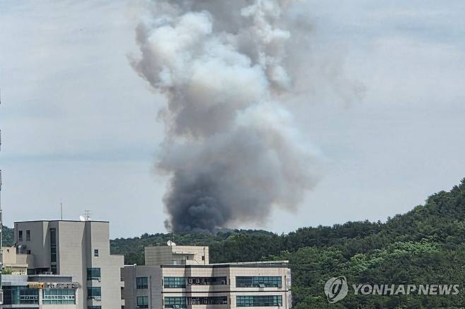 한화에어로스페이스 대전공장서 폭발사고 (대전=연합뉴스) 1일 오전 10시 59분께 대전 유성구 외삼동 한화에어로스페이스 대전공장에서 폭발 사고가 발생해 5명이 숨지고 2명이 중경상을 입었다. 소방 당국은 오전 11시 17분께 소방 대응 1단계를 발령한 뒤, 화재 발생 50분 만에 초진을 완료했다. 2026.6.1 [독자 제공. 재판매 및 DB 금지] swan@yna.co.kr
