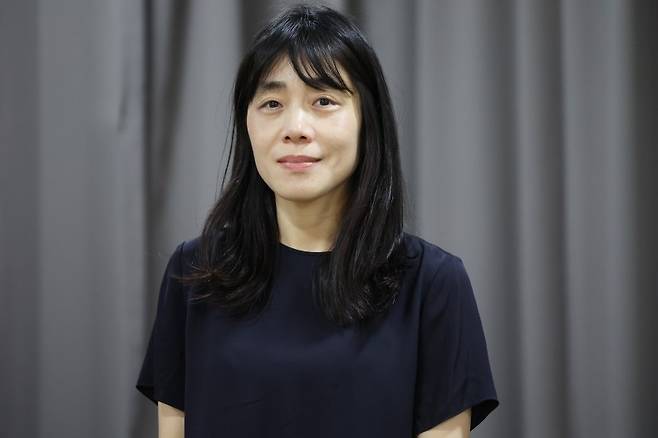 인터뷰하는 김숨 작가 (서울=연합뉴스) 강민지 기자 = 장편소설 '딸기 이론' 출간한 김숨 작가가 지난 2일 서울 종로구 수송동 연합뉴스 사옥에서 인터뷰를 하고 있다. 2026.6.3
    mjkang@yna.co.kr