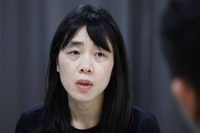 인터뷰하는 김숨 작가 (서울=연합뉴스) 강민지 기자 = 장편소설 '딸기 이론' 출간한 김숨 작가가 지난 2일 서울 종로구 수송동 연합뉴스 사옥에서 인터뷰를 하고 있다. 2026.6.3
    mjkang@yna.co.kr