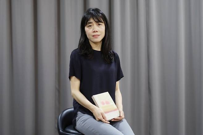 '딸기 이론' 출간한 김숨 소설가 (서울=연합뉴스) 강민지 기자 = 장편소설 '딸기 이론' 출간한 김숨 작가가 지난 2일 서울 종로구 수송동 연합뉴스 사옥에서 진행된 인터뷰에 앞서 포즈를 취하고 있다. 2026.6.
    mjkang@yna.co.kr