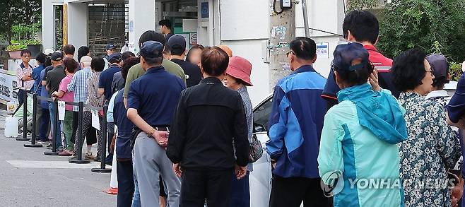 투표 기다리는 유권자들 (인천=연합뉴스) 임순석 기자 = 제9회 전국동시지방선거일인 3일 인천 남동구 석천경로당에 마련된 간석4동 제2투표소에서 유권자들이 줄을 서 투표를 기다리고 있다. 2026.6.3 soonseok02@yna.co.kr