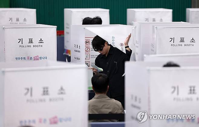 ‘투표’ (서울=연합뉴스) 윤동진 기자 = 제9회 전국동시지방선거일인 3일 서울 잠전초등학교 체육관에 마련된 잠실본동 제4,5,6투표소에 유권자들이 투표를 하고 있다. 2026.6.3 mon@yna.co.kr