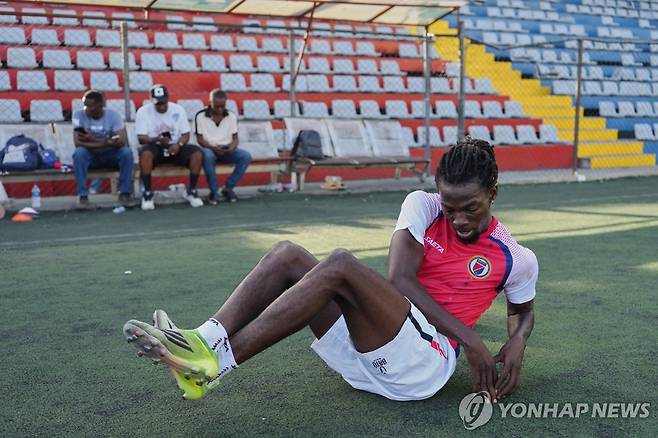 개인 훈련하던 아이티 축구대표 피에르. [AP=연합뉴스]