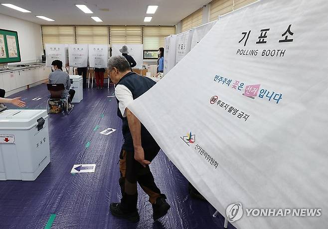 6·3 지방선거 투표 (울산=연합뉴스) 김용태 기자 = 제9회 전국동시지방선거 및 국회의원 재·보궐선거일인 3일 울산 남구 달동제3투표소가 마련된 동평중학교에서 유권자들이 투표하고 있다. 2026.6.3 yongtae@yna.co.kr