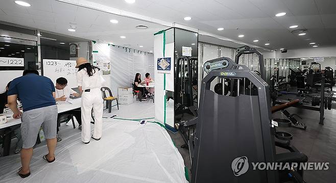 헬스장에 마련된 투표소 (울산=연합뉴스) 장지현 기자 = 6·3 지방선거 및 국회의원 재·보궐선거일인 3일 오후 울산 북구의 한 아파트 단지 헬스장에 마련된 농소1동제7투표소에서 유권자들이 차례로 본인 확인 절차를 거치고 있다. 2026.6.3 jjang23@yna.co.kr