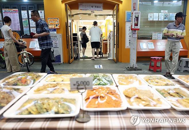 전통시장에 설치된 투표소 (서울=연합뉴스) 이지은 기자 = 6·3지방선거일인 3일 서울 강동구 고분다리시장 내 북카페도서관에 마련된 투표소에 유권자가 들어가고 있다. 2026.6.3 jieunlee@yna.co.kr