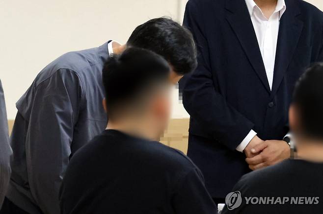 고개 숙이는 손재일 한화에어로 대표 (대전=연합뉴스) 이주형 기자 = 한화에어로스페이스 대전사업장 폭발 사고 사망자의 신원확인이 완료된 3일 오전 손재일 한화에어로스페이스 대표가 대전 유성구의 한 병원에 모인 유가족들을 만나 고개를 숙이고 있다. 2026.6.3 coolee@yna.co.kr