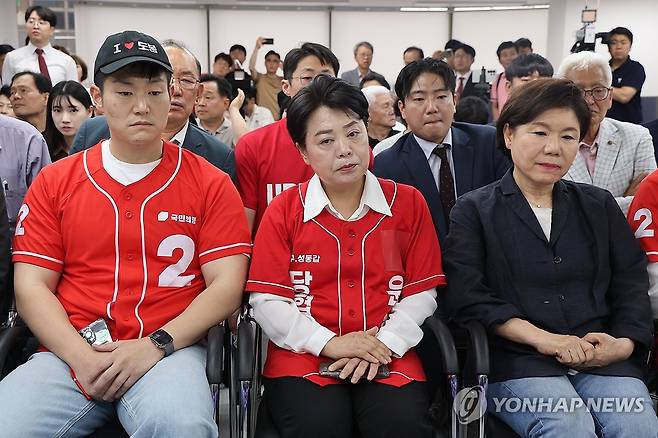 굳은 표정의 오세훈 후보 캠프 관계자들 (서울=연합뉴스) 서대연 기자 = 국민의힘 오세훈 서울시장 후보 캠프 관계자들이 3일 서울 종로구 대왕빌딩에 마련된 선거사무소에서 제9회 전국동시지방선거 방송3사 출구조사 결과를 확인한 뒤 굳은 표정을 짓고 있다. 
    왼쪽부터 김재섭, 윤희숙 공동선대위원장, 조은희 총괄선거대책본부장. 2026.6.3 dwise@yna.co.kr