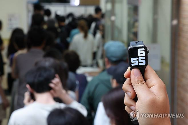 투표용지 부족…6시 지나서도 투표 (서울=연합뉴스) 김주형 기자 = 6·3 지방선거 본투표일인 3일 서울 송파구 잠실2동 6투표소에서 투표용지 부족으로 유권자들이 투표마감 시간 이후에도 투표하고 있다. 2026.6.3 kjhpress@yna.co.kr