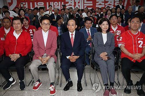 출구조사 지켜보는 국민의힘 대구·경북 후보들     (대구=연합뉴스) 김현태 기자 = 제9회 전국동시지방선거 본투표가 치러진 3일 오후 국민의힘 대구시당에서 이철우 경북도지사 후보, 추경호 대구시장 후보, 이진숙 대구 달성군 국회의원 보궐선거 후보 등이 출구조사 결과를 지켜보고 있다. 2026.6.3
    mtkht@yna.co.kr