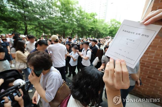 송파구서 투표용지 부족.. 대기하는 유권자들 (서울=연합뉴스) 김주형 기자 = 6·3 지방선거 본투표일인 3일 오후 서울 송파구 잠실 2동 제6투표소에서 투표용지 부족으로 투표하러 온 주민들이 대기하고 있다. 2026.6.3 kjhpress@yna.co.kr