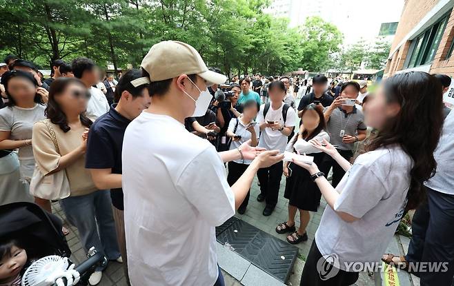 투표 대기번호표 나눠주는 잠실2동 6투표소 (서울=연합뉴스) 김주형 기자 = 6·3 지방선거 본투표일인 3일 서울 송파구 잠실2동 6투표소에서 투표용지 부족으로 투표가 중지되는 큰 혼란이 빚어지자 대기하던 유권자에게 마감시간 후 대기번호표를 나눠주고 있다. 2026.6.3 kjhpress@yna.co.kr