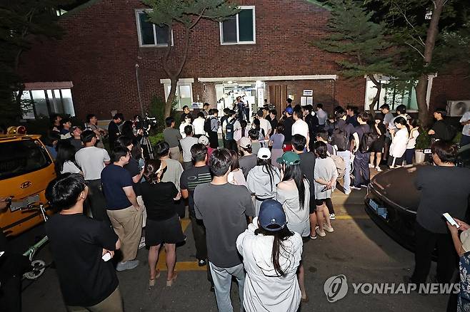 투표용지 부족으로 오후 10시까지 투표시간 연장 (서울=연합뉴스) 김인철 기자 = 6·3 지방선거 본투표일인 3일 투표용지 부족으로 투표시간이 오후 10시까지 연장된 서울 송파구 잠실7동 제2투표소 앞에 주민들이 모여 있다. 2026.6.3 yatoya@yna.co.kr