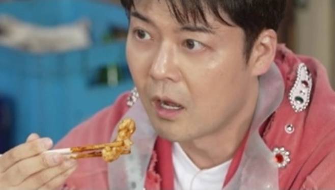 방송인 전현무가 전라북도 고창에서 중국 메뉴를 섭취하고 있다. / 사진=MBN·채널S ‘전현무계획3’