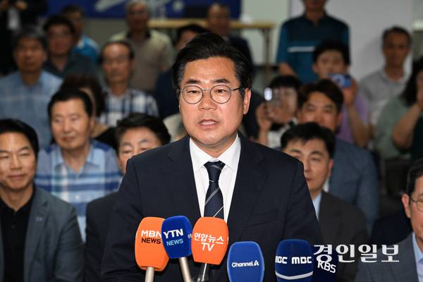 더불어민주당 박찬대 인천시장 후보가 4일 오전 인천시 미추홀구 선거사무소에서 당선이 확실시되자 소감을 밝히고 있다. 2026.6.3 /조재현기자 jhc@kyeongin.com