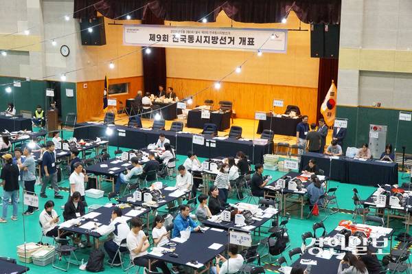 제9회 전국동시지방선거 과천선거구 개표소로 지정된 관문체육공원 실내체육관에서 3일 밤 개표작업이 진행되고 있다. 2026.6.3.  과천/박상일기자 metro@kyeongin.com