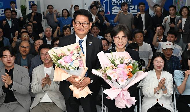 ▲ 송영길 더불어민주당 인천 연수구갑 국회의원 후보가 4일 오전 연수구에 있는 선거 캠프에서 당선이 확실시되자 부인 남영신씨와 함께 지지자들의 축하를 받고 있다./이재민 기자 leejm@incheonilbo.com