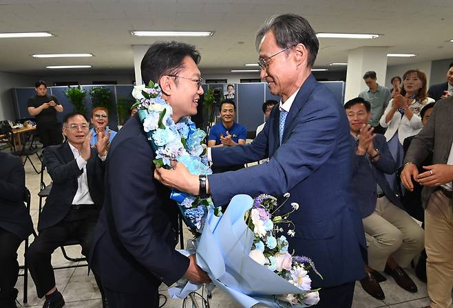 ▲ 김남준 더불어민주당 계양을 재·보궐선거 후보가 4일 새벽 인천시 계양구 선거캠프에서 당선이 확실시되자 유동수 국회의원과 지지자들로 부터 축하를 받고 있다. /양진수 기자 photosmith@incheonilbo.com