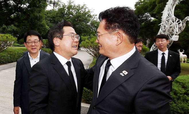▲제9회 전국동시지방선거와 국회의원 보궐선거에서 당선된 송영길 연수갑 국회의원 당선인(오른쪽)과 박찬대 인천시장 당선인(왼쪽)이 4일 오전 인천 미추홀구 수봉공원 현충탑에서 만나 반갑게 인사하고 있다. /양진수 기자 photosmith@incheonilbo.com