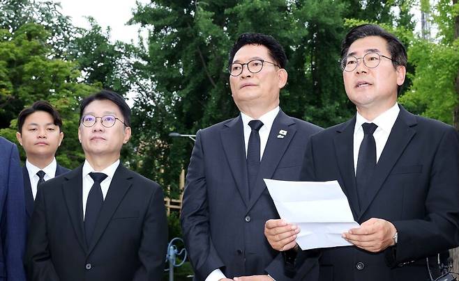 ▲ 9회 전국동시지방선거와 국회의원 보궐선거에서 당선된 박찬대 더불어민주당 인천시장 당선인이 4일 오전 미추홀구 현충탑 참배를 마친 뒤 당원들과 만나 당선 소감을 밝히고 있다. /양진수 기자 photosmith@incheonilbo.com