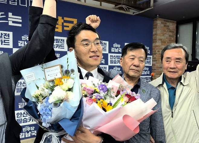 ▲ 경기 안산갑 국회의원 보궐선거에서 승리한 더불어민주당 김남국 당선인이 경기도 안산 캠프 사무실에서 당선이 확정된 뒤 기뻐하고 있다. /연합뉴스