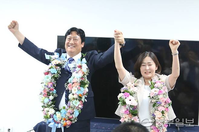 손배찬 파주시장 당선인이 4일 당선이 확실시 되자 부인 김미정 여사와 함께 지지들에게 감사의 인사를 하고 있다. 사진=김은섭기자