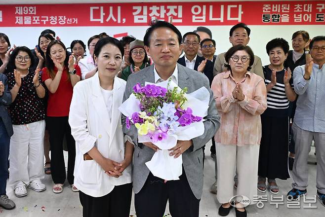 김찬진 국민의힘 제물포구청장 후보가 4일 새벽 제9회 전국동시지방선거에서 당선이 유력시되자 지지자들의 축하를 받고 있다.정선식기자