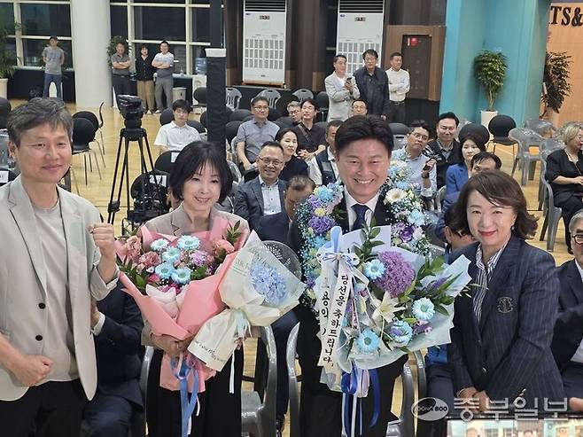 4일 새벽 조용익 부천시장 당선인이 당선 집계 확정 후 지지자들에게 받은 꽃목걸이를 목에 걸고 환하게 웃고 있다. 천용남 기자