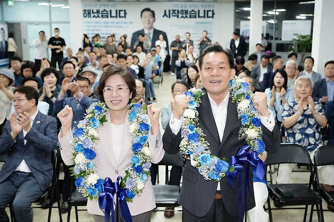 이재준 수원시장 당선자가 3일 선거캠프사무소에서 당선 축하를 받고 있다. [사진=이재준 당선자 캠프]