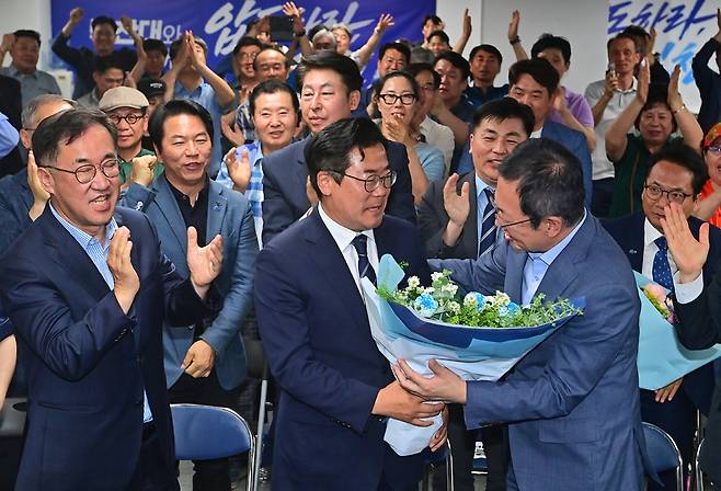박찬대 더불어민주당 시장후보가 4일 인천시 미추홀구 선거캠프에서 당선이 확실시되자 지지자들로부터 축하를 받고 있다. 이진우 기자 ljw@kihoilbo.co.kr