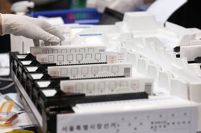 6·3지방선거일인 3일 서울 관악구 서울대학교 체육관에 마련된 개표소에서 투표지 분류기가 가동되고 있다. 2026.6.3 사진=연합뉴스.