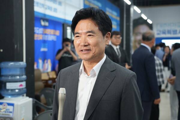 3일 방송 3사 출구조사 발표 후 소감 발표하는 김대중 전남광주통합교육감 당선인. 김대중 교육감 당선인 측 제공