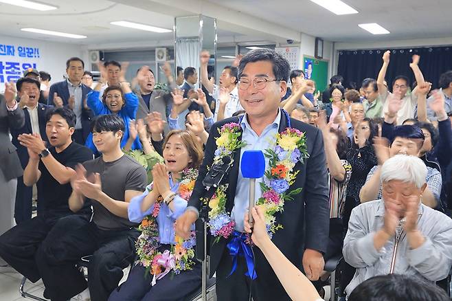 더불어민주당 박종원 담양군수 당선자가 지난 3일 당선 확정 이후 꽃목걸이를 목에 걸고 당선 소감을 밝히고 있다. <박종원 당선자 측 제공>