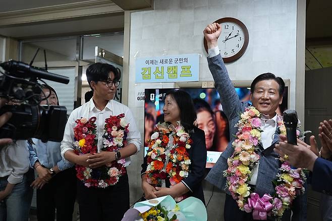 무소속 김신 완도군수 당선자가 지난 3일 당선이 확정된 직후 지지자들을 향해 손을 번쩍 들어 인사하고 있다.<김신 당선자 측 제공>