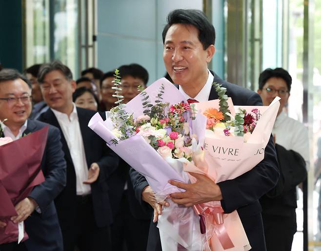 오세훈 서울특별시장 당선인이 4일 서울시청에서 직원들에게 꽃다발을 받고 있다. /뉴시스