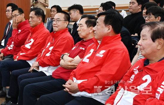 ▲ 3일 국민의힘 울산시당에서 박성민 시당위원장과 김기현·서범수 국회의원, 김태규 남구갑 국회의원 후보 등이 출구조사 결과를 지켜보고 있다. 김동수기자 dskim@ksilbo.co.kr
