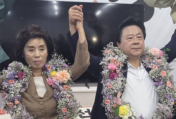 국민의힘&nbsp;강기윤&nbsp;경남 창원시장 당선인이 4일 오전 창원시 봉암공단로에 있는 선거사무소에서 배우자와 함께 당선 세리머니를 하고 있다. /연합뉴스