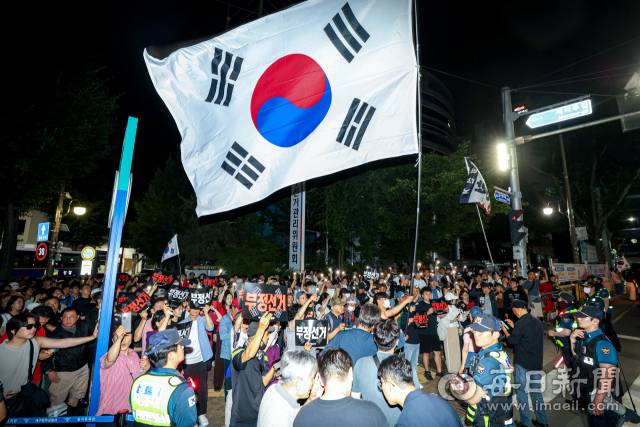 제9회 전국동시지방선거 개표가 진행 중 4일 자정 무렵, 대구 중구선거관리위원회 앞에서 부정선거를 주장하는 시민들이 서울 송파구 일부 투표소에서 발생한 투표용지 부족 및 투표 중단 사태를 규탄하며 개표 중단 구호를 외치고 있다. 안성완 기자 asw0727@imaeil.com