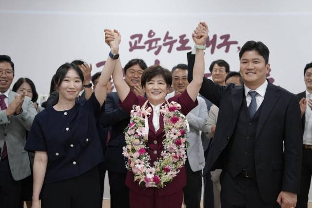 강은희 대구시교육감 당선인이 3일 대구 서구 선거사무소에서 꽃목걸이를 걸고 환호하고 있다. 강은희 캠프 제공
