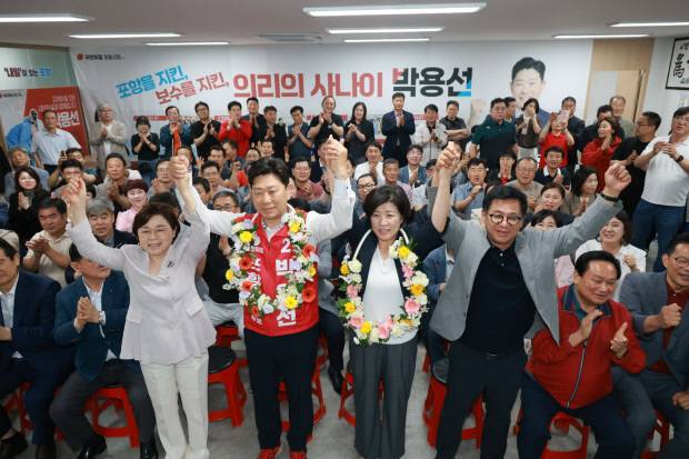 제9회 전국동시지방선거에서 포항시장에 당선된 국민의힘 박용선 당선인이 4일 새벽 배우자 장재필 여사, 김정재, 이상휘 지역국회의원 등 지지자들과 함께 환호하고 있다. 박용선 당선인 제공