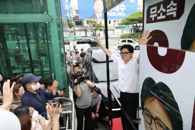 한동훈 부산 북구갑 국회의원 보궐선거 당선인이 4일 부산 북구 자신의 선거사무소 앞에 모인 지지자들에게 감사인사를 하고 있다. 김종진 기자 kjj1761@