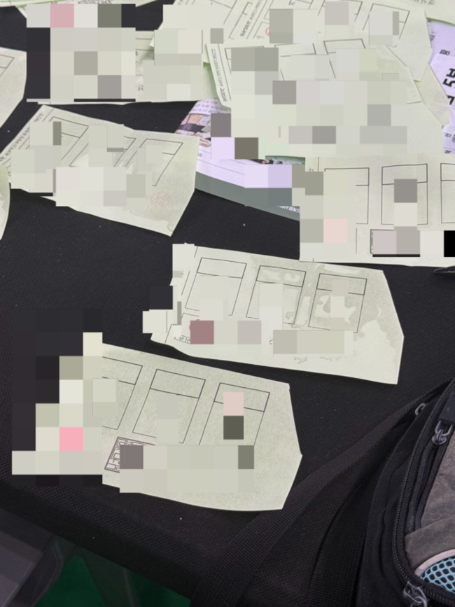 ▲ 6.3 지방선거가 열린 지난 3일 포항시 남구 개표소 만인당서 물에 젖거나 절취선 붙은 투표용지 100여 장이 넘게 현장서 발견된 가운데, 이중 물에 젖은 용지들. 경북일보 독자 제공