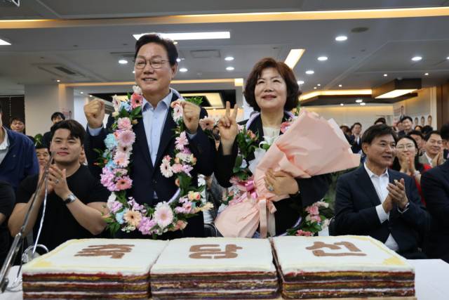 6·3 제9회 전국동시지방선거 경남도지사 선거에서 재선에 성공한 박완수 당선인이 4일 오전 창원시 성산구 상남동 선거 사무소에서 지지자들과 기념사진을 찍고 있다./박완수 후보 캠프/