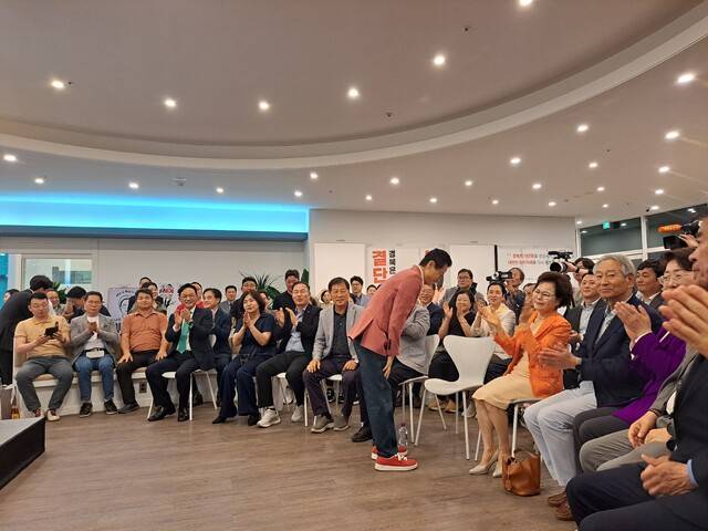 이철우 국민의힘 경북도지사 후보가 3일 밤 안동 도청신도시 선거캠프에서 지지자들의 축하를 받으며 감사의 뜻을 전하고 있다. 글·사진 문정화 기자