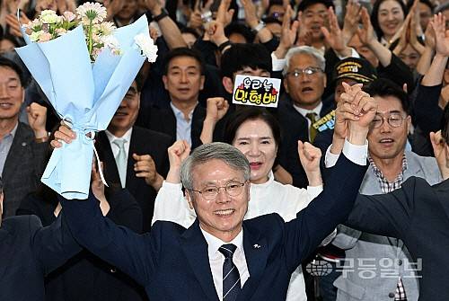 3일 민형배 더불어민주당 전남광주통합특별시장 후보가 당선이 확정되자 지지자들의 축하를 받으며 광주 서구 마륵동 선거사무소에서 당선인사를 하고 있다. 
양광삼기자 ygs02@mdilbo.com